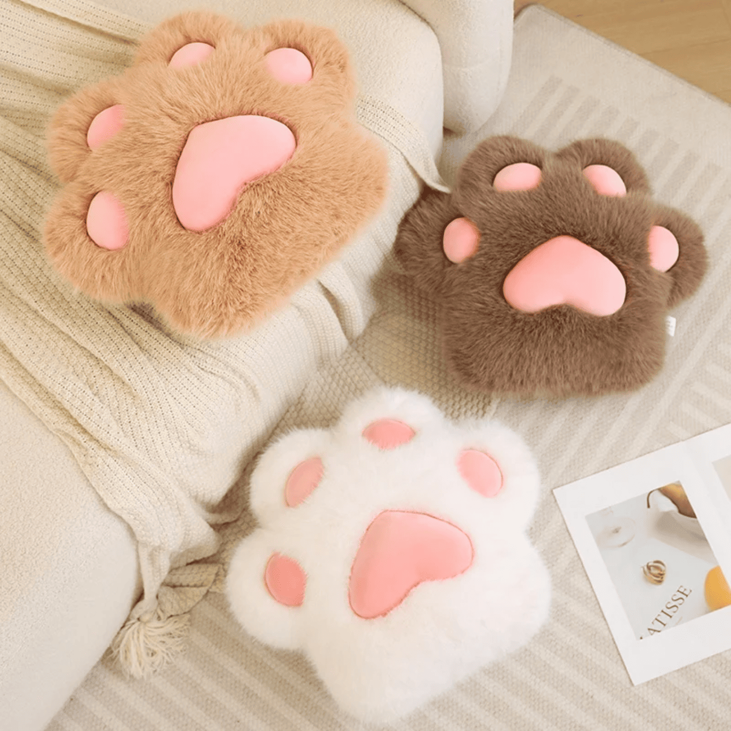 mekani plisani jastuci u obliku sapice braon i bele boje