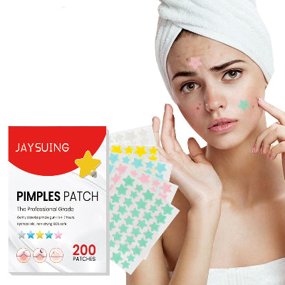 Prikaz JAYSUING paketa flastera i modela sa flasterima na licu. Flasteri za bubuljice koji upijaju gnoj za 4 do 7 sati.