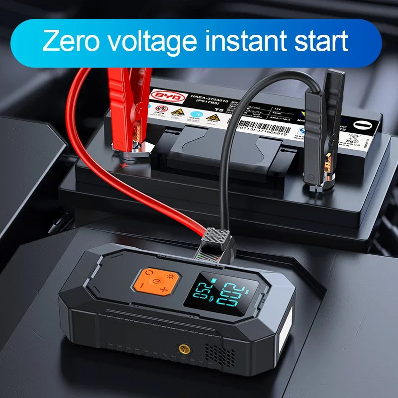 Prenosni jump starter prikacen na akumulator automobila