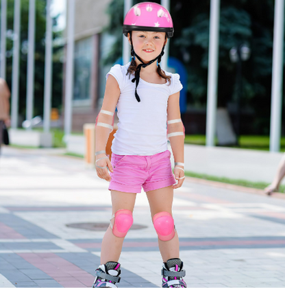 Kompletna zastitna oprema za decu. Kaciga i stitnici za kolena i laktove za maksimalnu bezbednost tokom sporta.