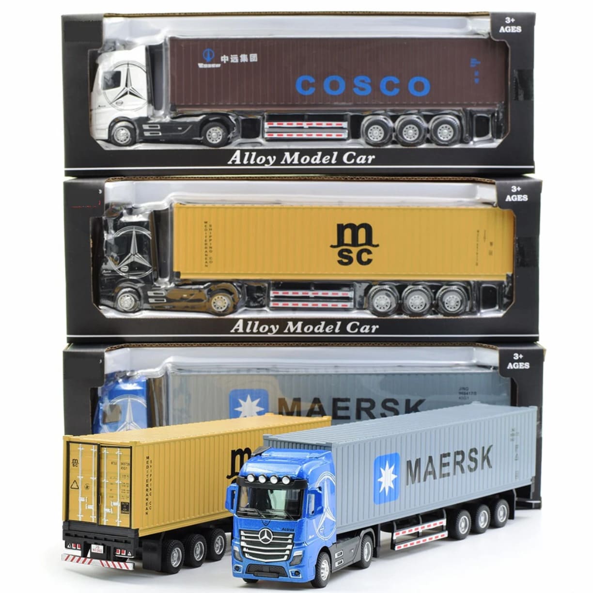 Kolekcija igracaka od legure metala u crnim kutijama sa prozorom, spremna za izlaganje, sa jednim plavim Maersk kamionom ispred