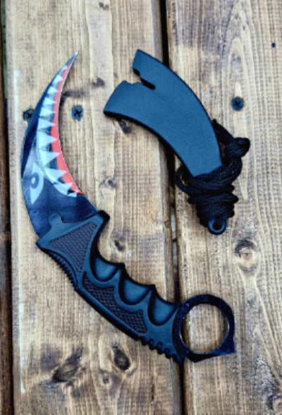 Karambit noz sa plavo-crnim secivom i futrolom, replika CS:GO noza, idealan za kolekciju.