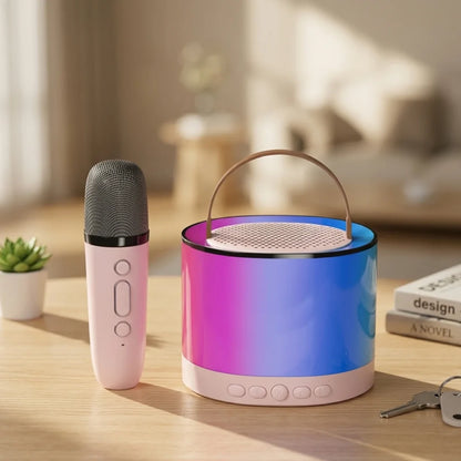 Karaoke bluetooth zvucnik sa mikrofonom i RGB osvetljenjem u dnevnoj sobi