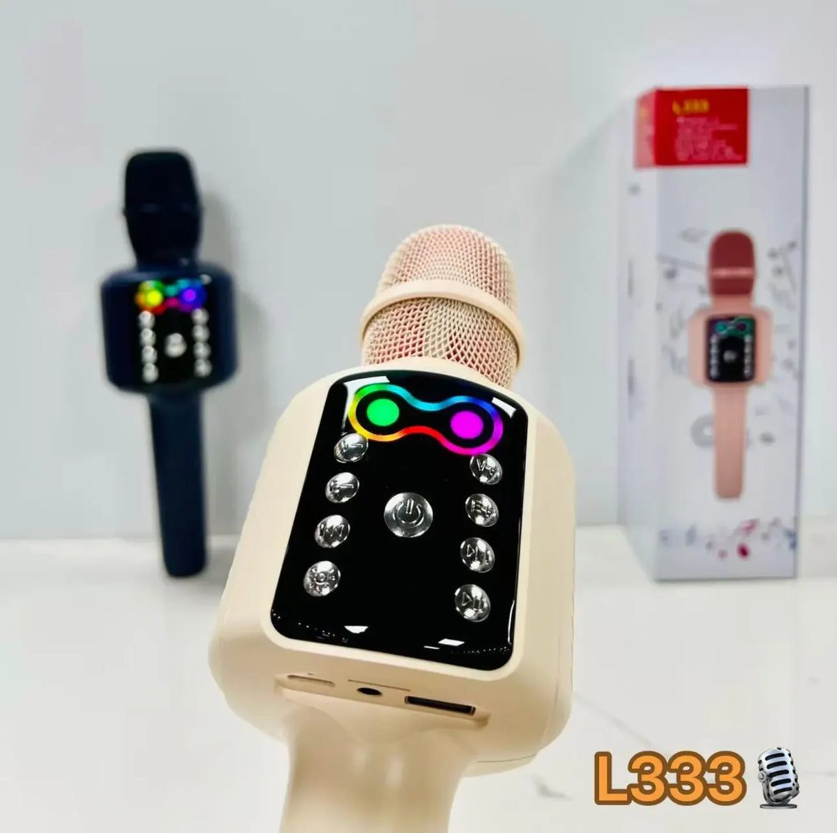 Krem karaoke mikrofon sa RGB svetlima i portovima u krupnom planu