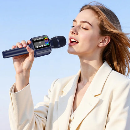 Zena peva u prenosivi karaoke mikrofon sa RGB osvetljenjem na otvorenom