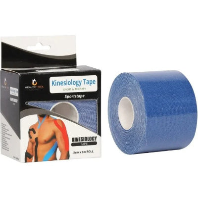 Kinezioloska traka za sportiste plave boje, izvadjena iz pakovanja. Terapeutsko pomagalo za oporavak misica i prevenciju povreda.