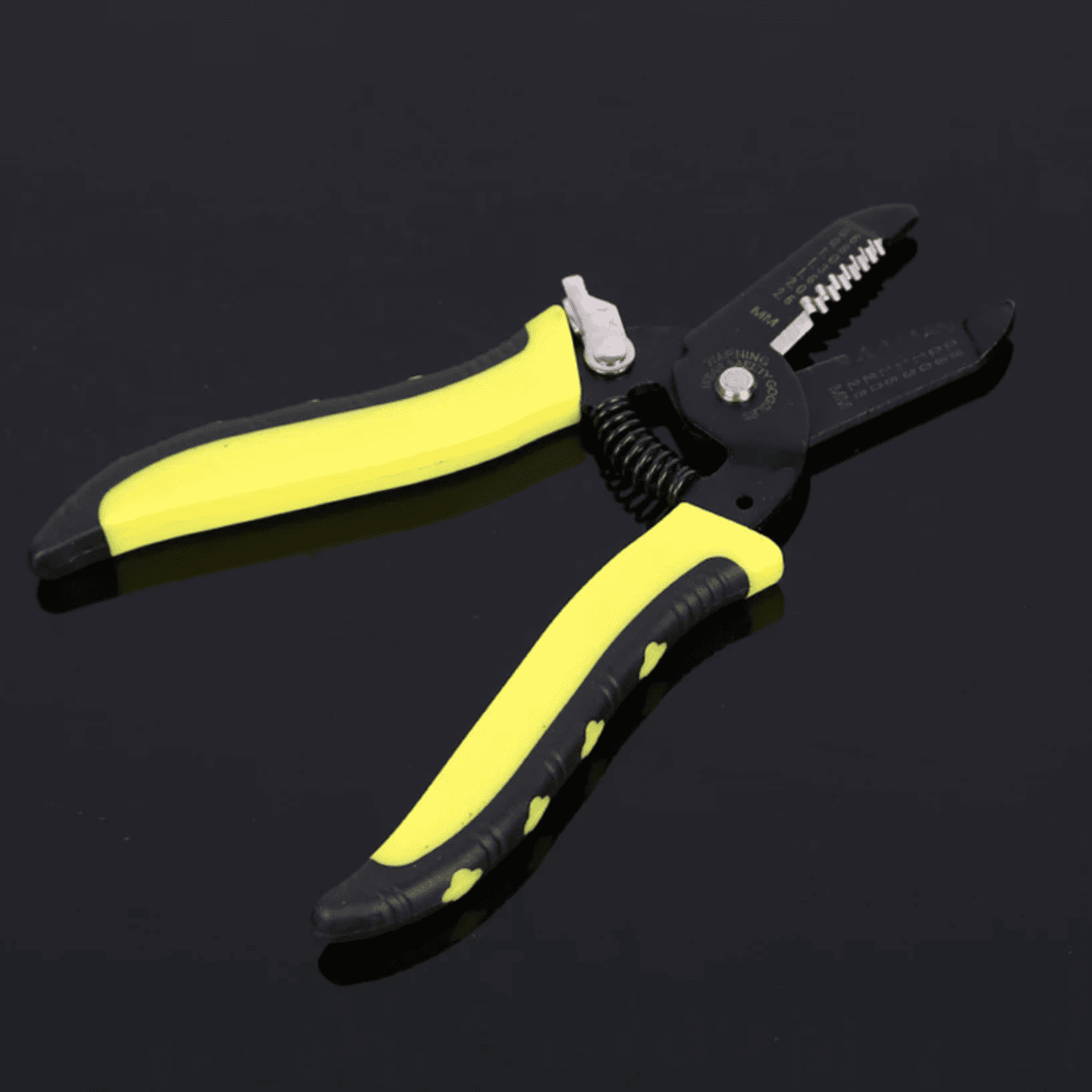 Profesionalna klešta za skidanje izolacije na crnoj pozadini