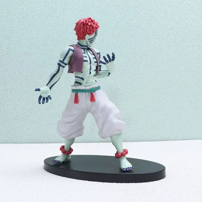 Kolekcionarska figura Akaza Demon Slayer na crnom postolju prednji prikaz