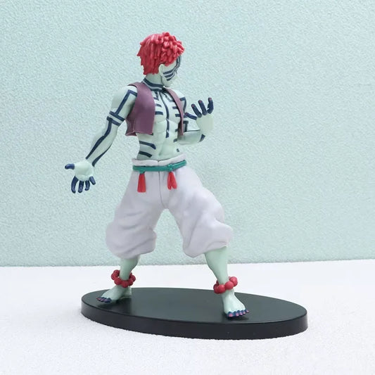 Kolekcionarska figura Akaza Demon Slayer na crnom postolju prednji prikaz