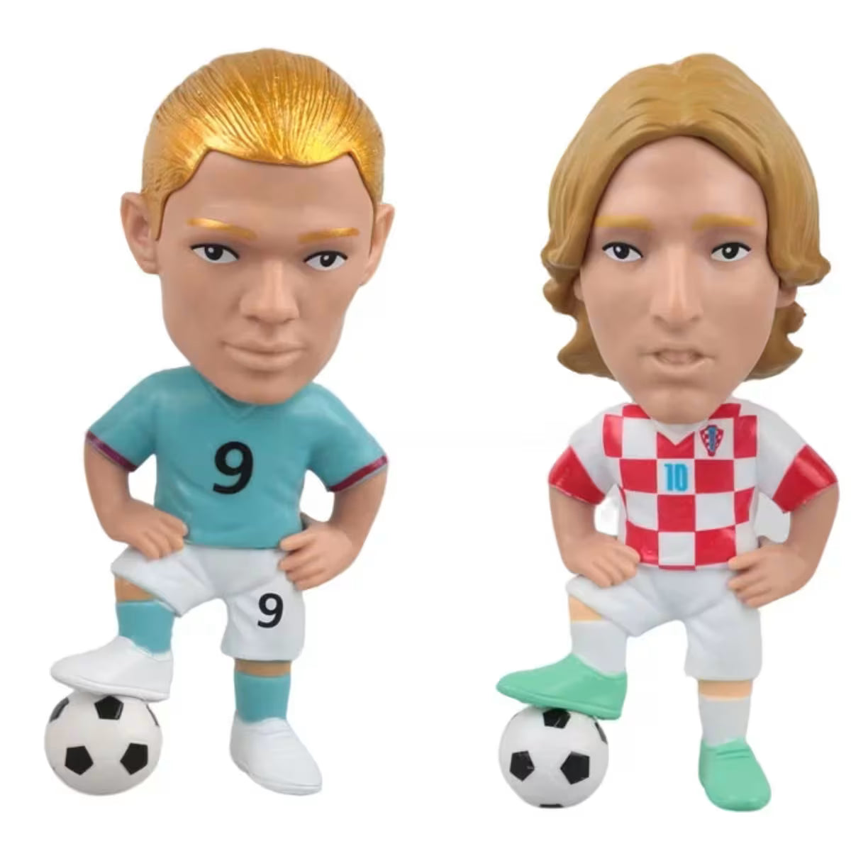 Prikaz dve minifigurice poznatih fudbalera sa plavom i kariranom sportskom opremom