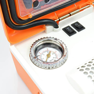 Detaljan prikaz analognog manometra na elektricnoj pumpi. Merac pritiska omogucava precizno naduvavanje guma.