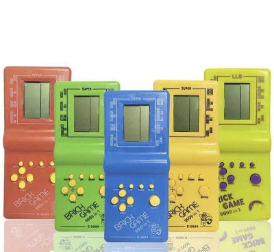 Prikaz klasicnih Tetris konzola u raznim bojama. Obojeni retro uredjaji za igrice, idealni za kolekcionare i ljubitelje retro igara.