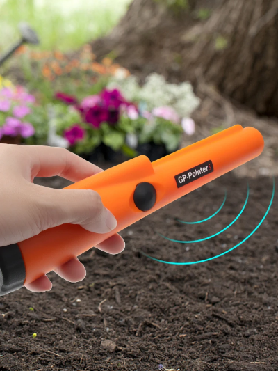 Pinpointer detektor metala u akciji trazenje kovanica u zemlji visoka preciznost lov na blago