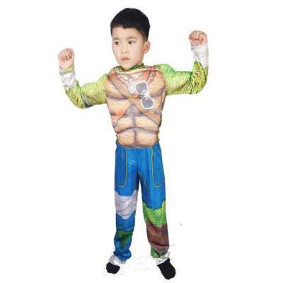 Decak u kompletnom kostimu Kornjace nindze sa podignutim rukama, spreman za akciju. Idealan poklon za decu, a decaci ce biti odusevljeni.