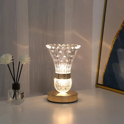 Kristalna stona LED lampa sa toplim svetlom na komodi u dnevnoj sobi