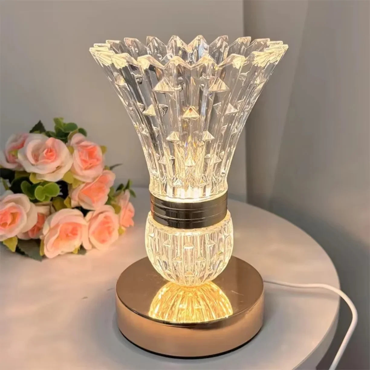 Kristalna stona LED lampa sa toplim svetlom na nocnom stocicu