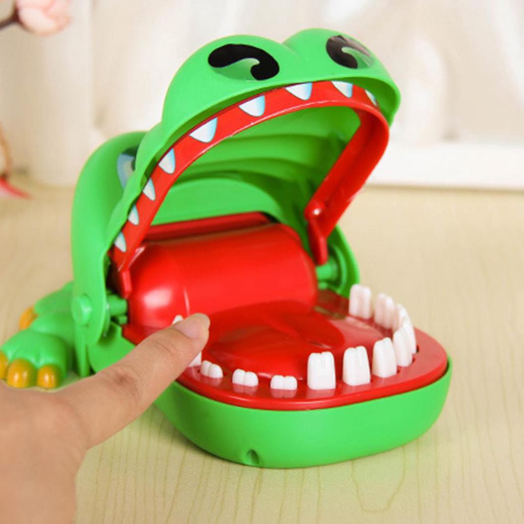 detalj otvorenih zuba drustvene igre krokodil uz dodir prsta