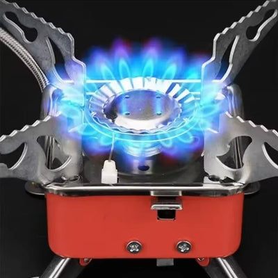 krupni kadar resetke plamenika sa jakim kruznim plavim plamenom koji obezbedjuje brzo zagrevanje posude za kampovanje
