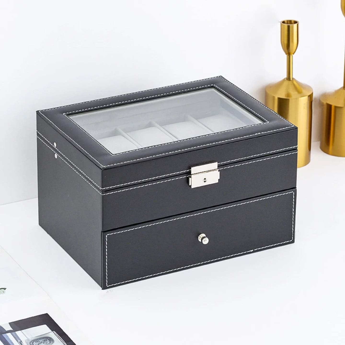 Crna kutija za cuvanje satova sa staklenim gornjim delom i bravom