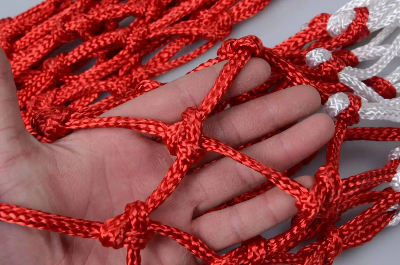 prikaz debljine i kvaliteta kanapa mrezice drzano u ruci otporno na sve vremenske uslove kisa i sunce