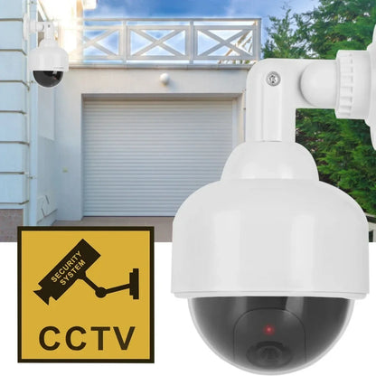 Lazna spoljasnja dome nadzorna kamera iznad garaznih vrata sa CCTV tablom