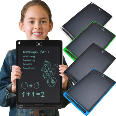 Srecna devojcica drzi LCD tablu za crtanje. Tabla je prenosiva i laka za upotrebu, podstice kreativnost i zabavu kod dece.