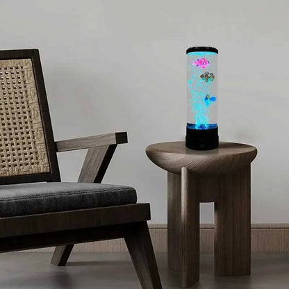 LED lampa sa plivajucim ribama i RGB svetlom na stolu u modernom enterijeru