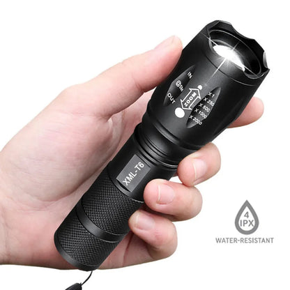 LED baterijska lampa T6 u ruci sa oznakom vodootpornosti