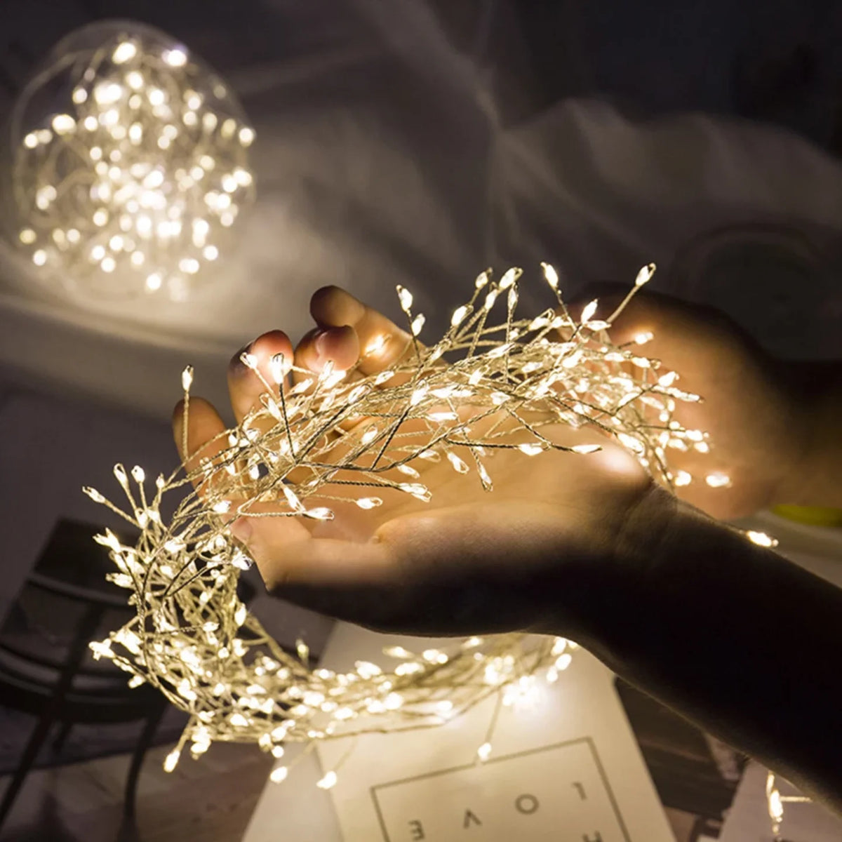 LED dekorativne lampice u obliku grancica u ruci