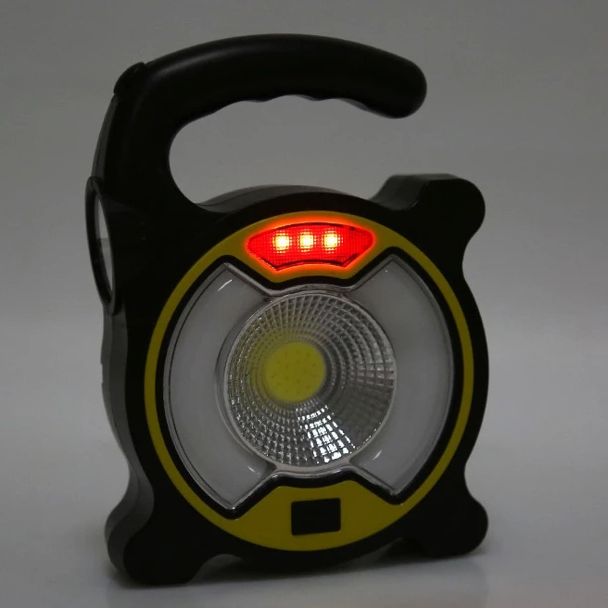 LED kamperska lampa sa aktiviranim crvenim signalnim svetlom