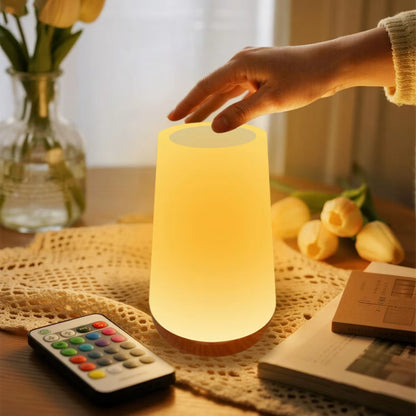 Ambijentalno toplo osvetljenje stone lampe na heklanom stolnjaku pored otvorene knjige i vaze sa cvecem