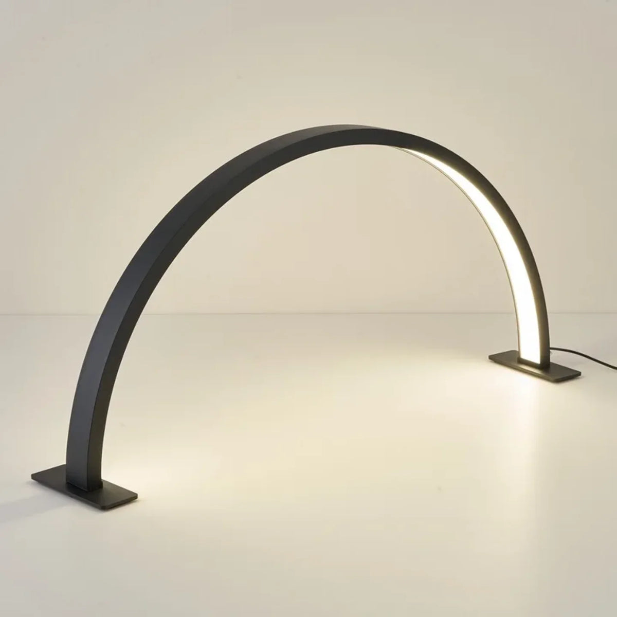 Crna LED lampa polumesec za osvetljenje radnog stola