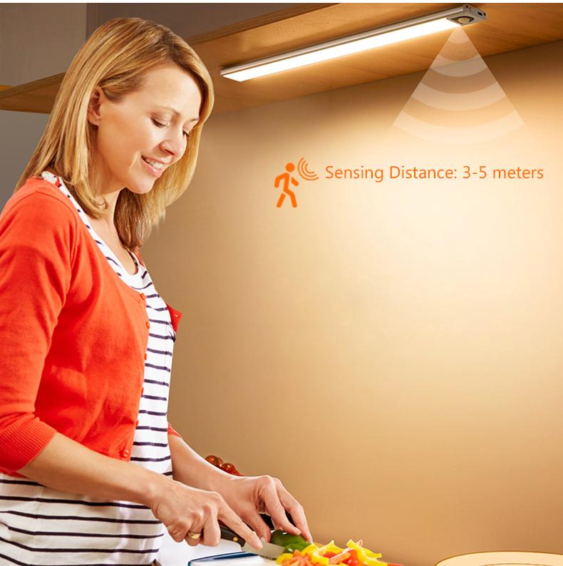 LED lampa sa senzorom pokreta postavljena ispod kuhinjskog elementa sa detekcijom na 3 do 5 metara
