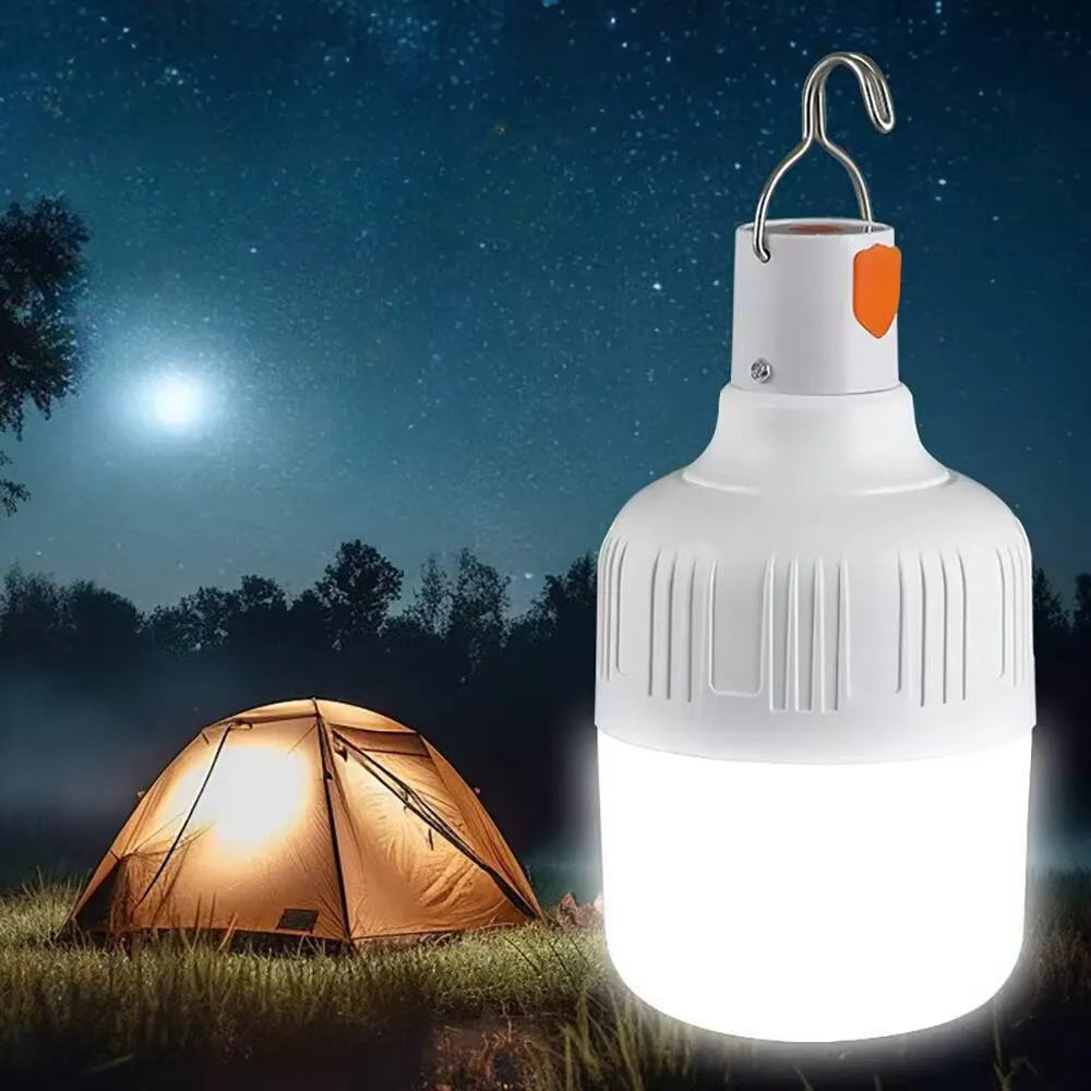 LED kamperska lampa pored šatora noću u prirodi