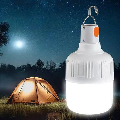 LED kamperska lampa pored šatora noću u prirodi