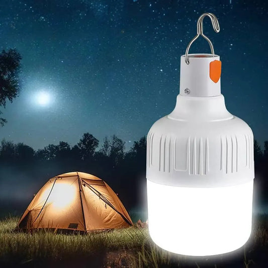 LED kamperska lampa pored šatora noću u prirodi