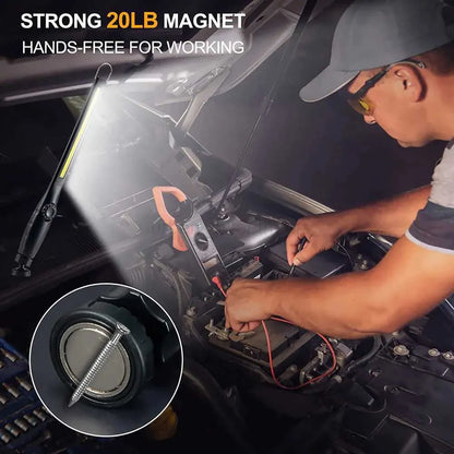 Krupni kadar radne lampe sa jakim magnetom koji je stabilno fiksiran na metalnu povrsinu motora.