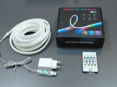 Set LED neon RGB trake, adapter za napajanje i daljinski upravljac. Spreman za upotrebu.