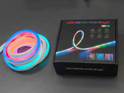 Kvalitetna LED neon RGB traka upakovana u kutiju. Lako se skladisti i transportuje.