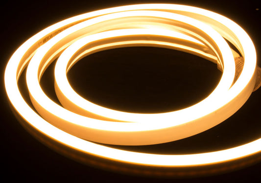 Toplo bela LED neon traka savijena u krugove na tamnoj pozadini