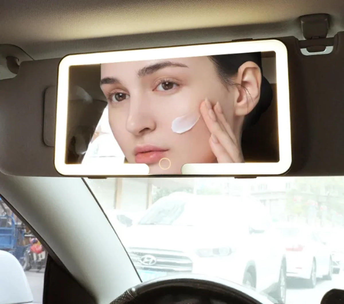 LED ogledalo za sminkanje u autu sa upaljenim svetlom