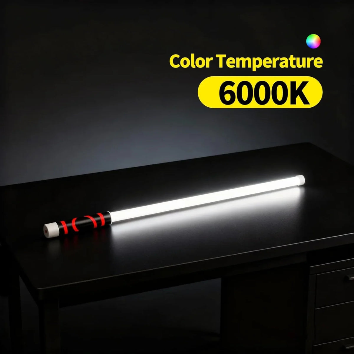 LED radna lampa sa belim svetlom od 6000K na stolu