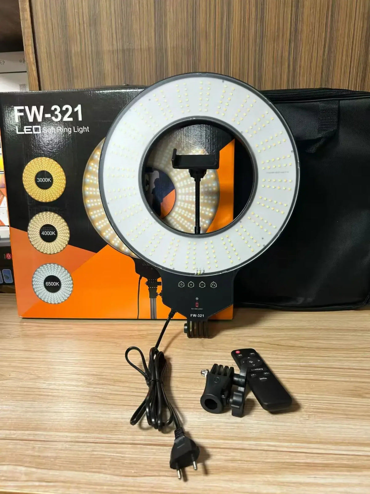 LED ring lampa FW-321 na stolu sa daljinskim i napajanjem