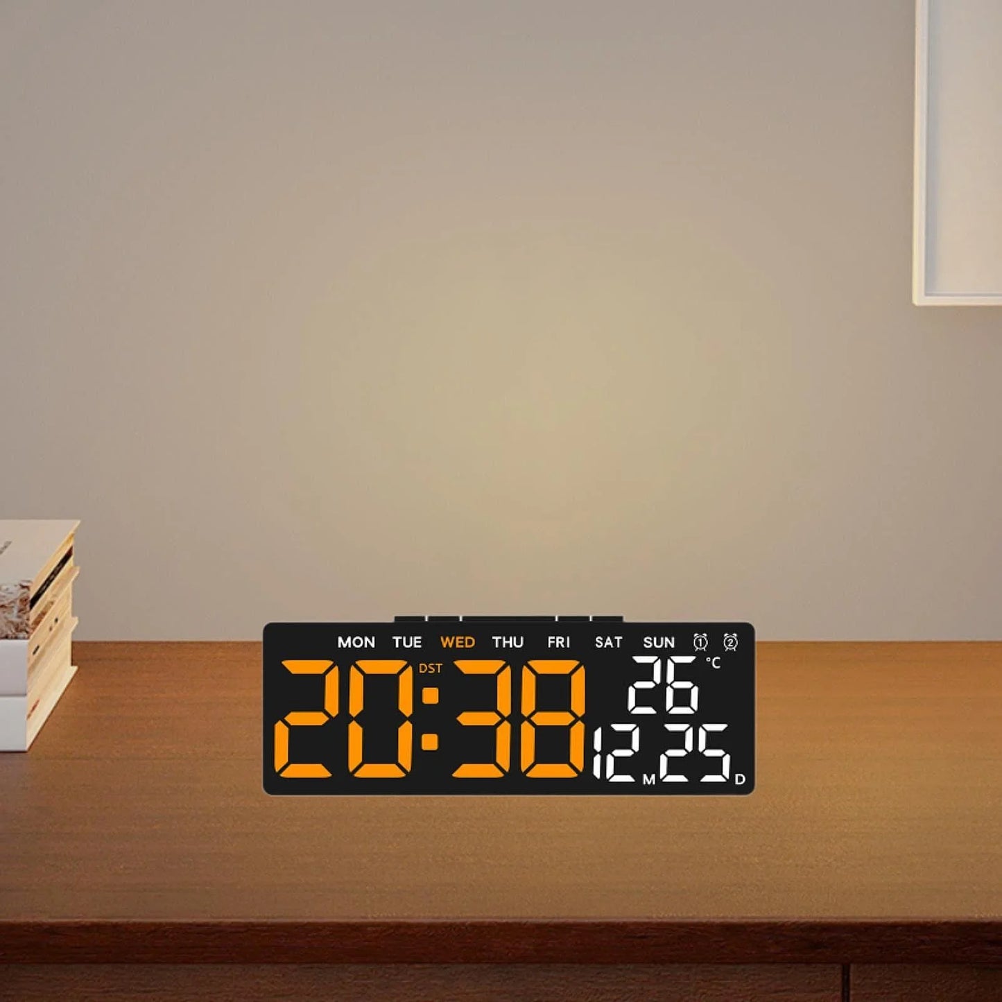 LED digitalni sat na noćnom ormariću u modernom enterijeru