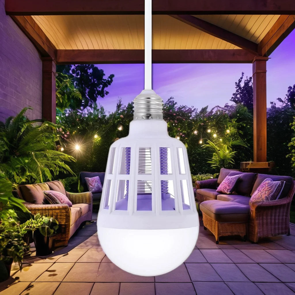 LED sijalica protiv komaraca iznad terase nocu