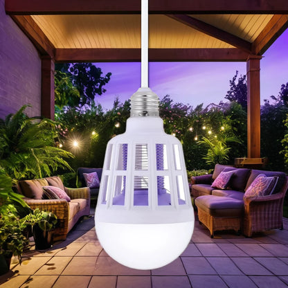 LED sijalica protiv komaraca iznad terase nocu