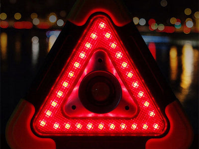 Detaljan prikaz led svetala na prenosivom trouglu upozorenja, sa jakim crvenim trepcuci, idealno za nocne uslove.
