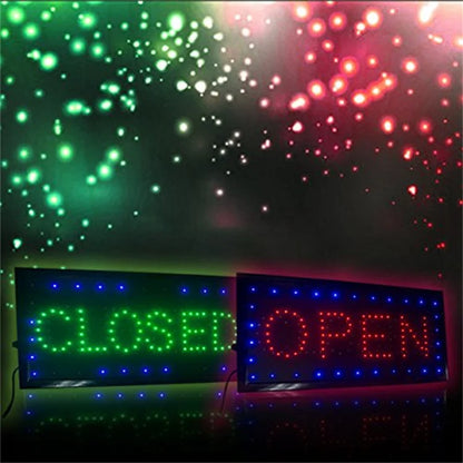 led svetleca tabla sa natpisima open i closed u radu