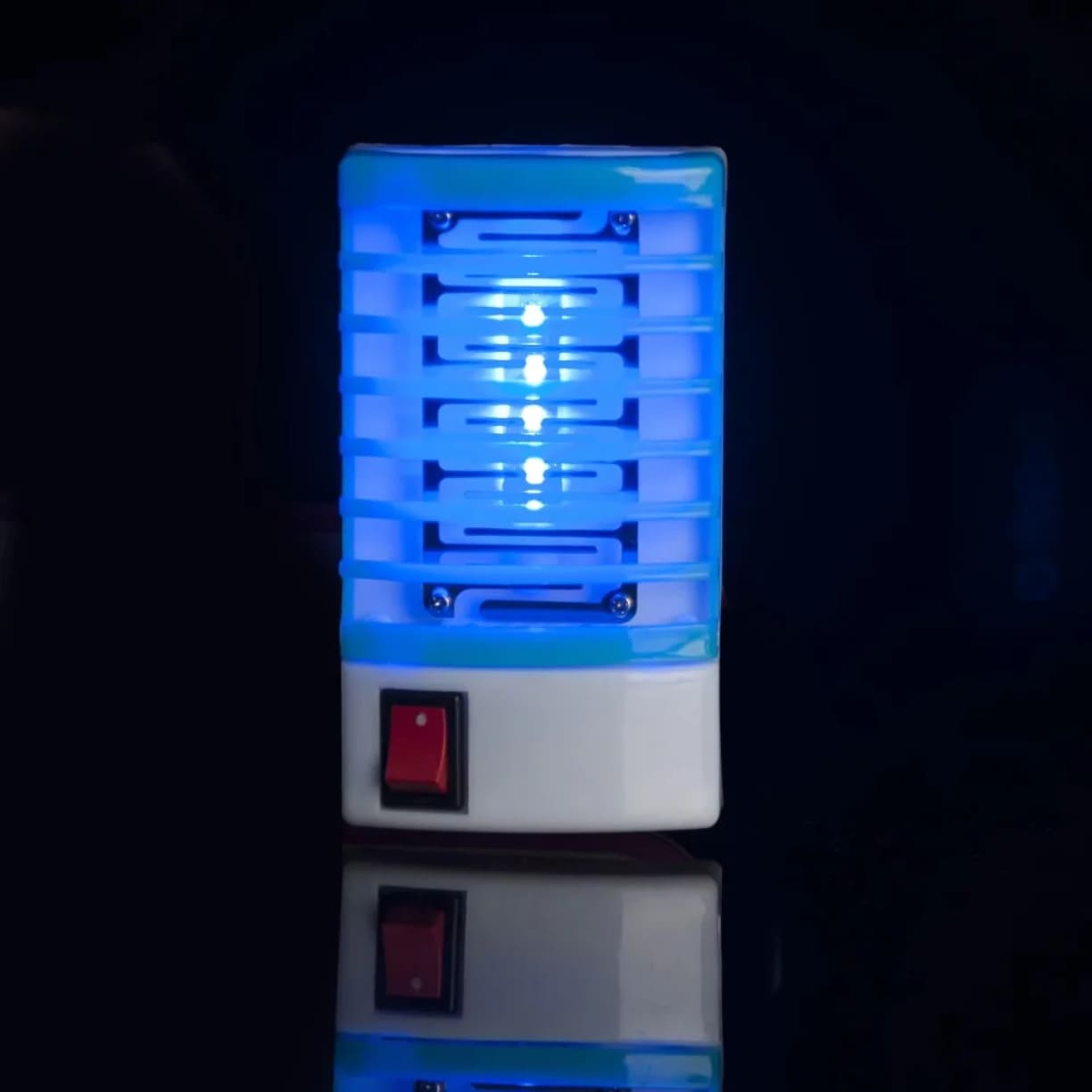 LED UV zamka za komarce sa plavim svetlom tokom rada