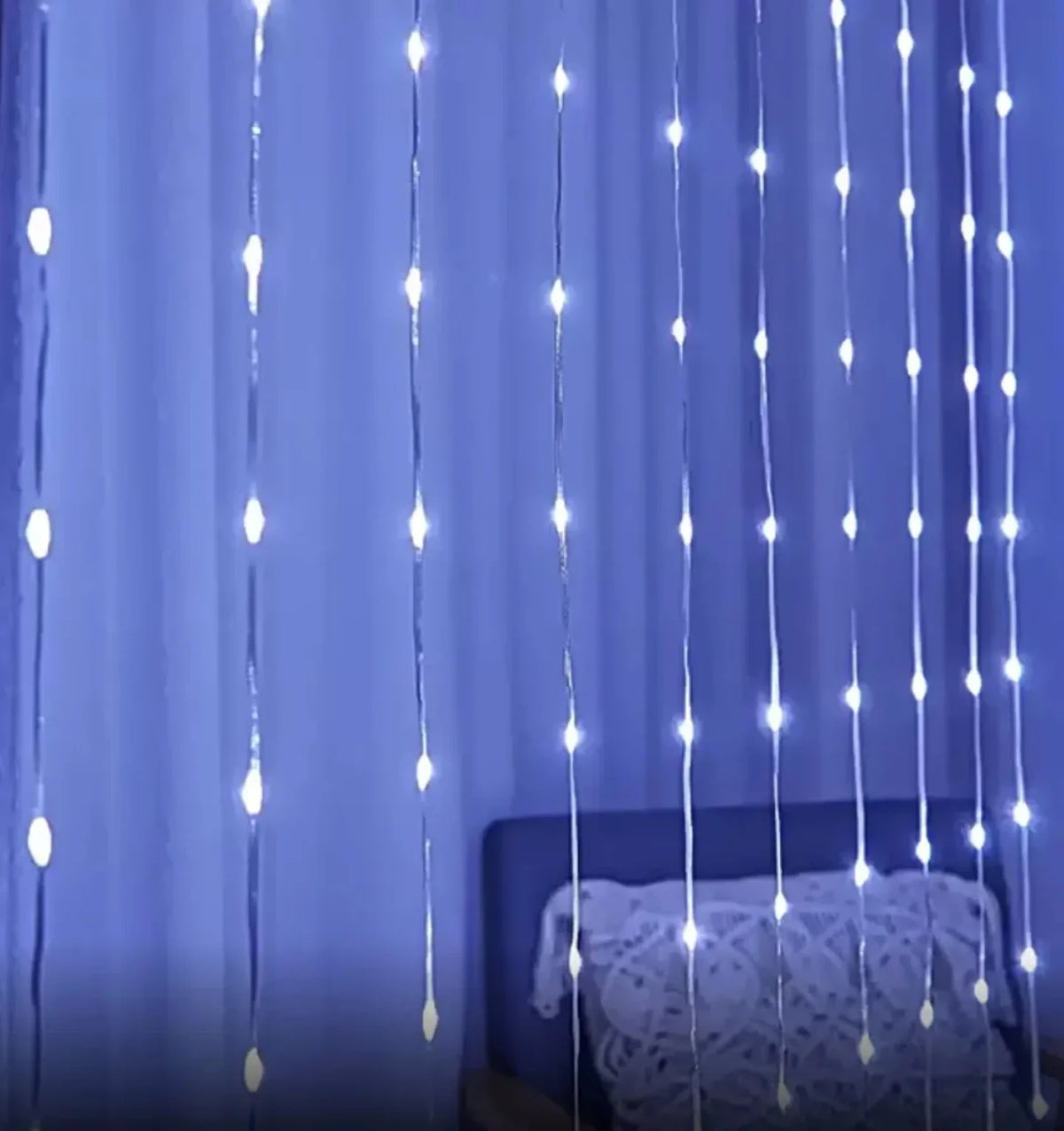 LED zavesa sa hladno belim svetlom u dnevnoj sobi